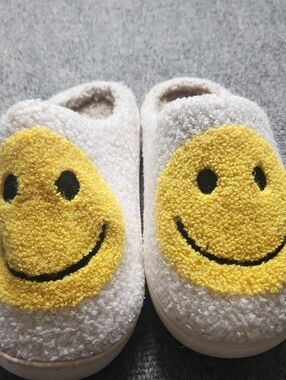 Cozy Smiley Face Fuzzy Slippers - Yellow on Cream